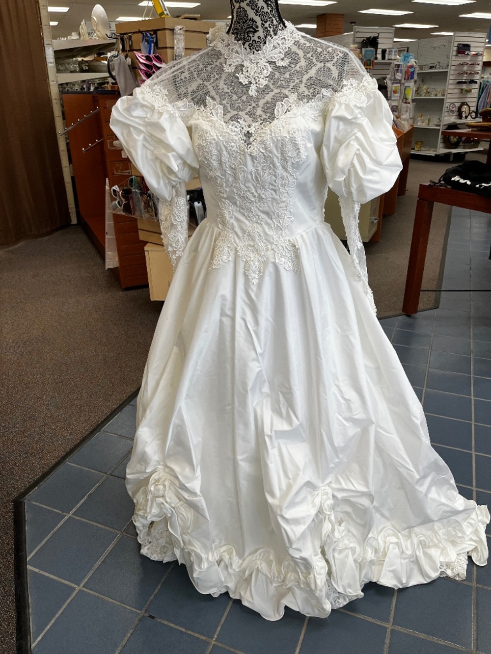 Vintage Wedding Dress with PUFF sleeves!